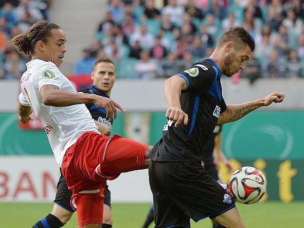 Paderborns Christian Strohdiek (re.) gegen den Leipziger Yussuf Poulsen. - © FOTO: DPA
