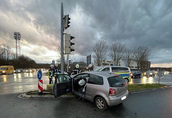 Der Unfall auf der Kreuzung in Bielefeld sorgte für eine Straßensperrung. - © Polizei Bielefeld