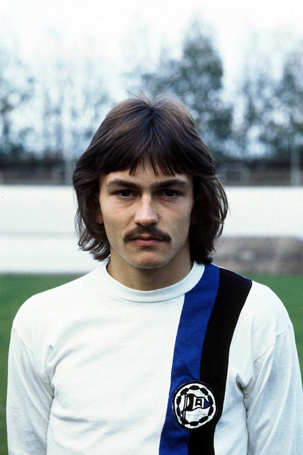 Ewald Lienen trägt hier das Trikot von Arminia Bielefeld. - © imago/Horstmüller