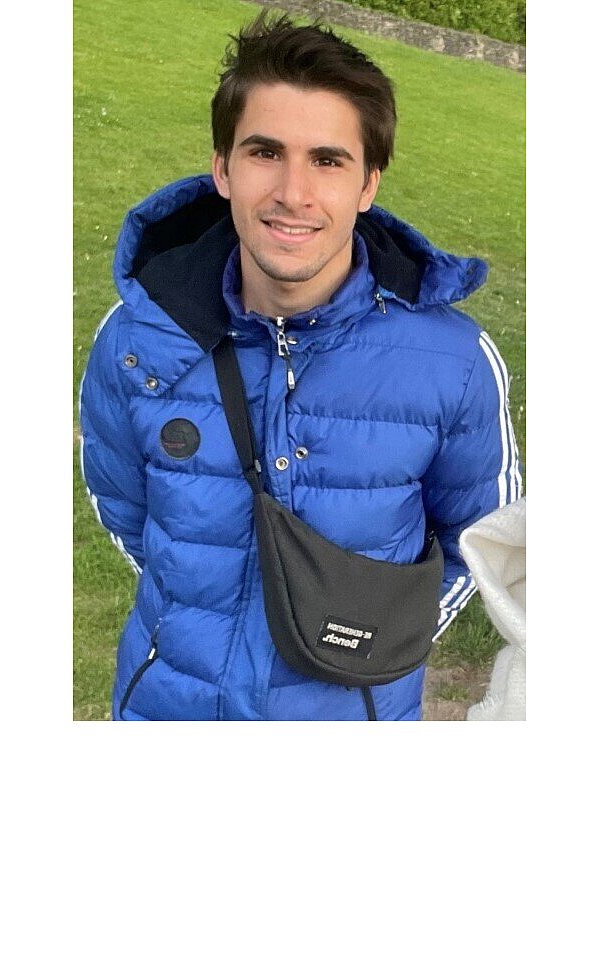 Der Gesuchten Seyid Can B. ist 21 Jahre alt und trägt eine blau-grün-weiße Adidas-Trainingsjacke. - © Polizei Bielefeld