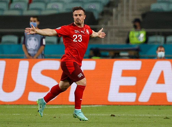 Der frühere Bayern-Profi Xherdan Shaqiri erhöhte für die Schweiz auf 2:0. - © Valentyn Ogirenko/Reuters Pool/dpa