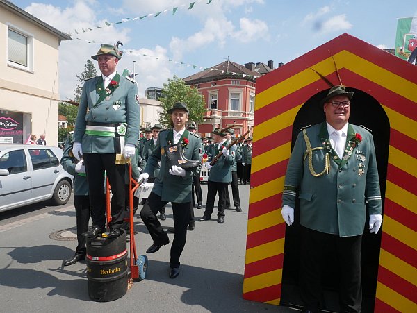 Hauptmann Heiner Thöne hat sich ein Bierfass als Ausichtspunkt genommen. Er und Hauptfeldwebel Markus Böhner (im Grenzhäuschen) können die Ankunft der Western kaum erwarten. - © Klaus Karenfeld