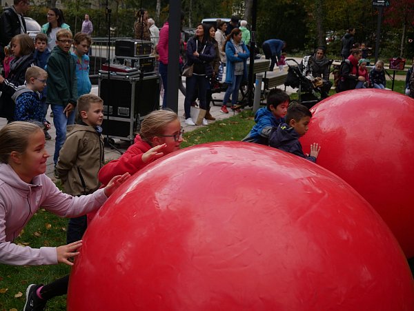 Mega-Spaß für die Kinder: Beim Mega-Murmelrollen auf der Wiese im Ehrenhain gaben die Kids alles. - © Klaus Karenfeld