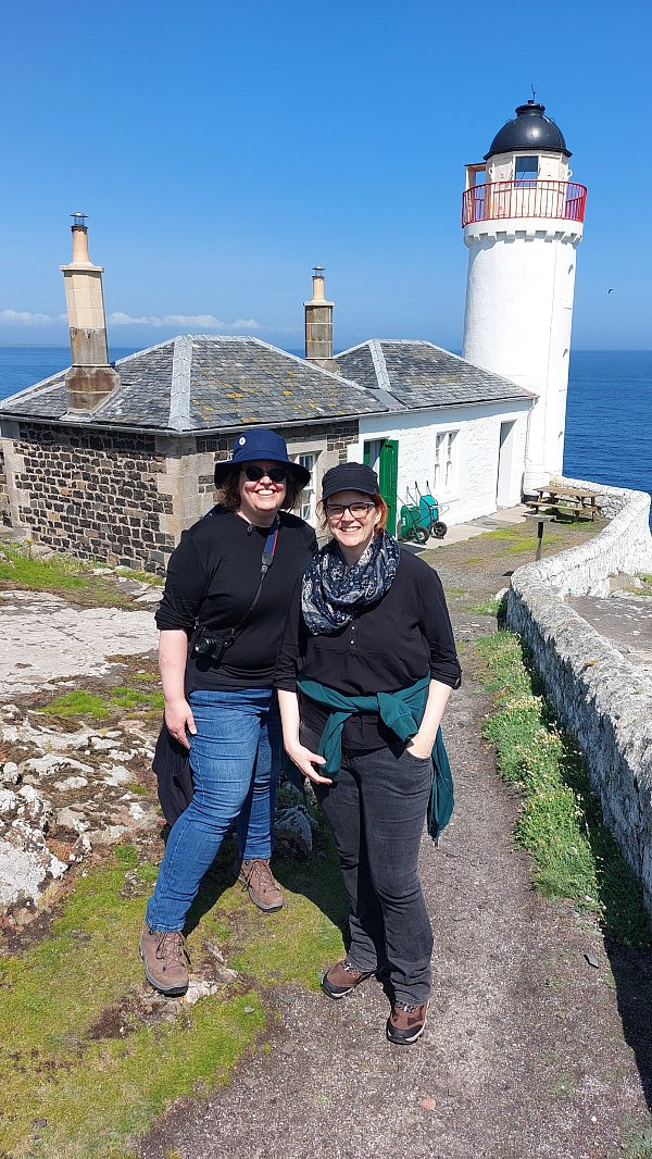 Die Autorinnen besuchten ihre Settings , hier auf der Isle of May vorm Bird Observatory, das in Band 2 verwendet wird. - © Kristina Maria Dahl