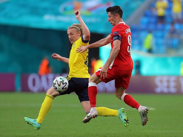 Schwedens Emil Forsberg (l) und Polens Robert Lewandowski kämpfen um den Ball. - © Igor Russak/dpa