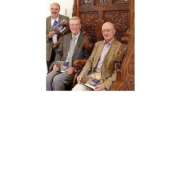 Buchautor Wolfgang Stüken (v. l.), der Vorsitzende des Deutsch-Amerikanischen Freundeskreises Bernd Broer und Geschäftsführer Dr. Otmar Allendorf. - © FOTO: ROLAND MAORO