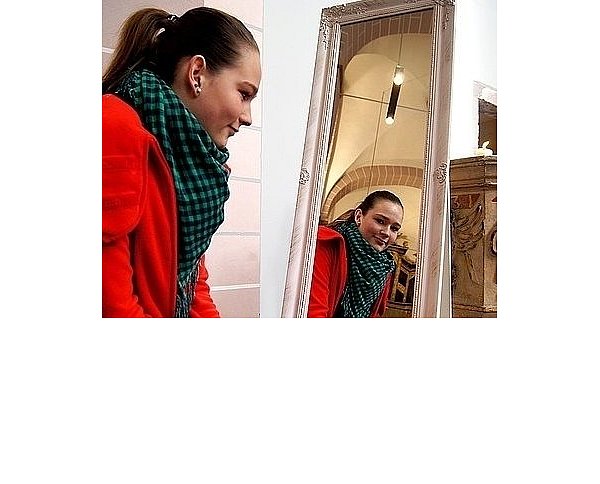 Katharina Hohls als Tine führte die Besucher der Ausstellungseröffnung von "forgiveness - Vergebung" in der vollbesetzten Kilianikirche ins Thema ein. Immer wieder erinnerte der Blick in den Spiegel die Besucher an die eigene Beteiligung im Hinblick auf Schuld, Sühne und Vergebung. - © FOTO: MELANIE PETER