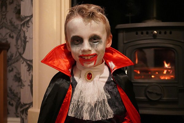 Das Vampir-Kostüm ist ein echter Klassiker und auch bei Kindern sehr beliebt. - © Symbolbild: Unsplash