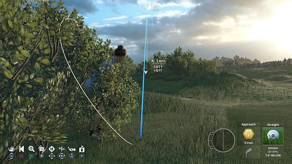 Nicht die beste Ausgangssituation, aber die blaue Kurve zeigt die prognostizierte Flugkurve unseres Balls an. Unten rechts sehen wir die Schlagart und den gewählten Schläger. Bis zum Loch sind es noch 139 Yards. - © EA Sports