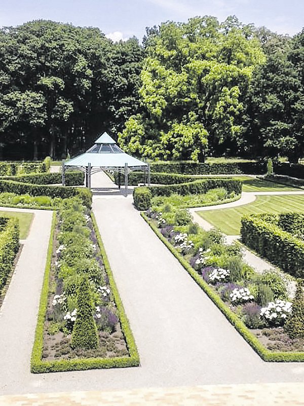 Ein Hingucker: Der Englische Garten mit dem Pavillon in der Mitte ist eine Zierde heimischer Gartenbaukunst. - © Gauselmann