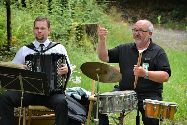 Timo Schilling (l.) und Bernd Oberschelp begleiten als "kleinste Kapelle, die zu bekommen war", den Videodreh. - © Karin Prignitz