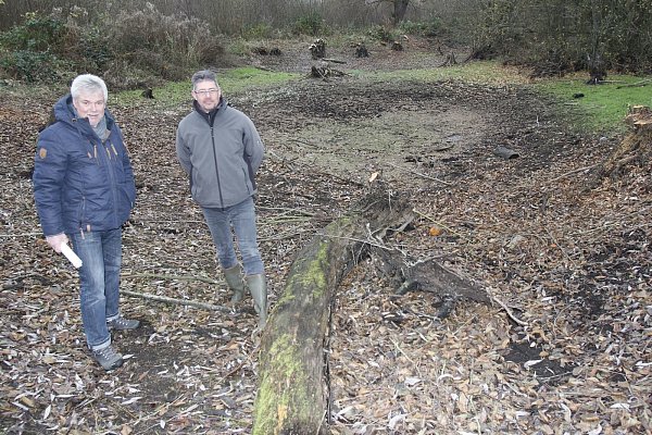 Klaus Kernebeck (Kreis, l.) und Heinrich Linnert (WWL) an den Röteteichen

kein Wasser drin nach dem langen, trockenen Sommer - © Karin Wessler