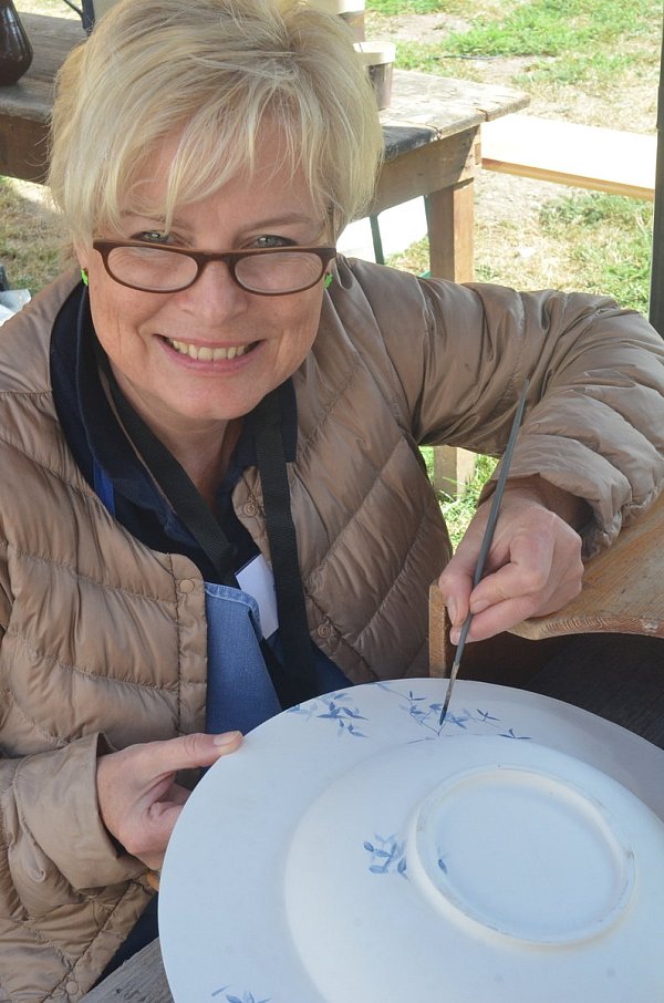 Handarbeiterin aus der Eifel: Andrea Lange bemalt einen Porzellanteller. - © Dietmar Gröbing