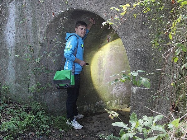 Geocacher Benjamin Büschenfeld steht am Eingang eines Tunnels in Löhne, der unterhalb der Bahngleise verläuft. - © Foto: Carolin Nieder-Entgelmeier