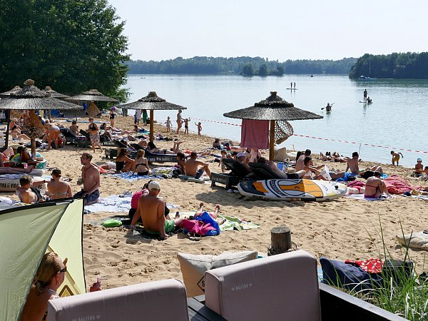 Der Salitos-Beach ist am Sonntagnachmittag gut besucht. Mit Flatterband ist der Seezugang abgesperrt, doch nicht alle Besucher halten sich daran. Auch zahlreiche Stand up-Paddler tummeln sich auf dem Wasser. - © Ralph Meyer