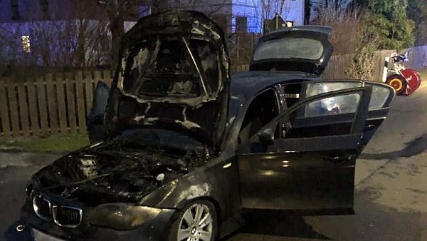 Das Auto ist durch den Brand zerstört. - © Freiwillige Feuerwehr der Stadt Rahden
