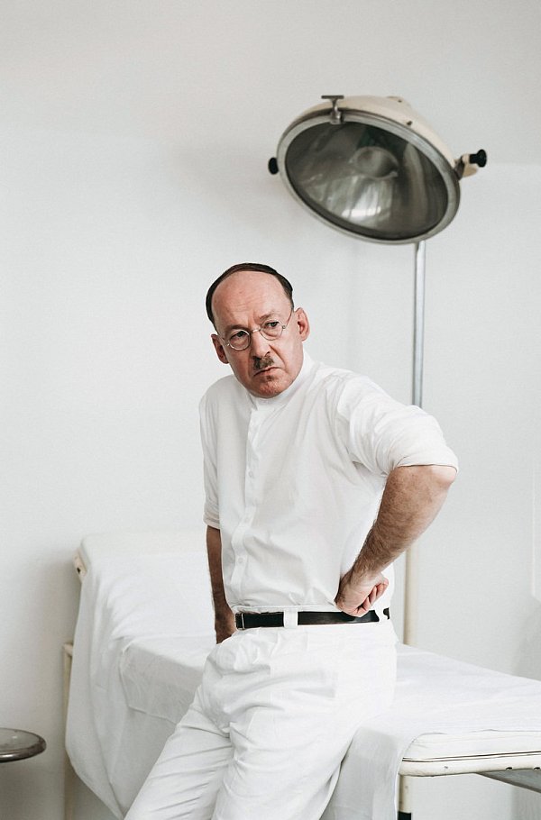 Ferdinand Sauerbruch (Ulrich Noethen) ist das unangefochtene Alpahtier an der Charité.  - © ARD/Xiomara Bender