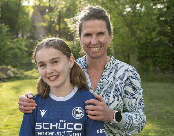 Marlena Wetekamp mit ihrer Mutter und Begleitperson Anne Schaper-Wetekamp. - © Jörg Dieckmann