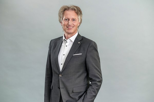 Meik Sellenriek, Vorstand Merkur Operations der Merkur.com AG, übergibt seine geschäftsführenden Aufgaben an Pamela Klockenbrink. - © Merkur Group