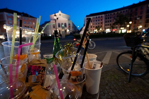 Zahlreiche Plastikbecker und Müll sind in einem übervollen Mülleimer zu sehen. - © Sven Hoppe/dpa