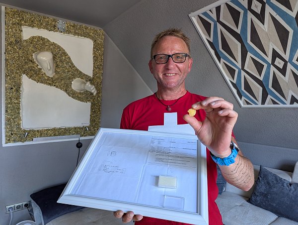 Detlef Johannsmeier zeigt stolz sein steinzeitliches Werkzeug. Die Echtheit hat das Archäologische Zentrum ihm schriftlich bestätigt. - © ALEX WALL