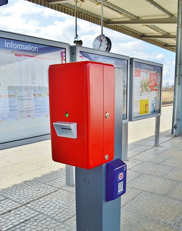 Ein Entwertergerät am Bahnsteig, das ab November 2025 im Westfalentarif nicht mehr in Betrieb sein wird. - © Symbolbild: Pixabay
