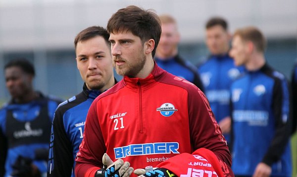 SCP-Keeper Jannik Huth präsentierte sich beim Trainingsauftakt frisurentechnisch im neuen Look. - © Frank Beineke