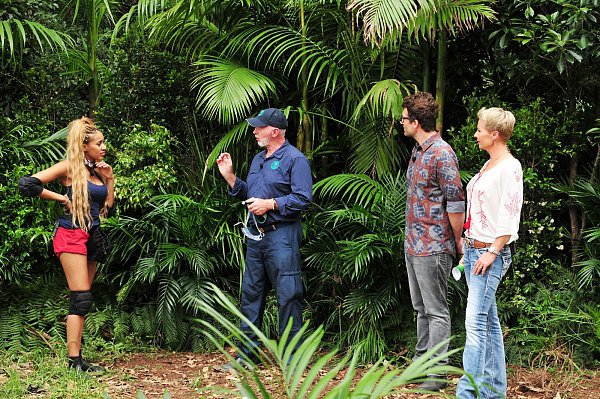 Alte Hasen plus Frischfleisch: Die Moderatoren Sonja Zietlow und Daniel Hartwig, Dr. Bob und Kandidatin Sarah Joelle (v.r.). - © RTL/Stefan Menne