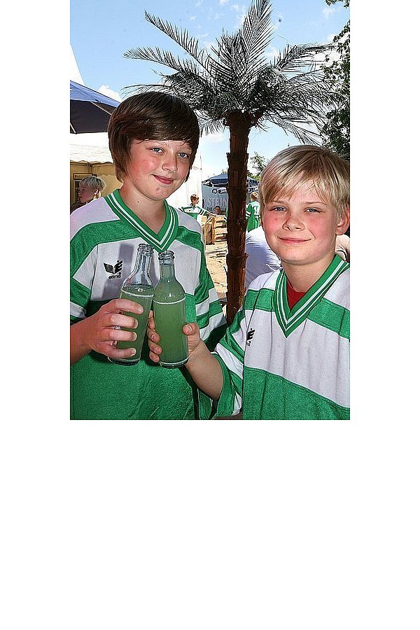 Arnold (l.) und Leon spielten für die Bertolt-Brecht-Gesamtschule Beachsoccer und ruhten sich in der Halbzeitpause im Schatten der Palmen aus. - © FOTO: CAROLIN NIEDER-ENTGELMEIER