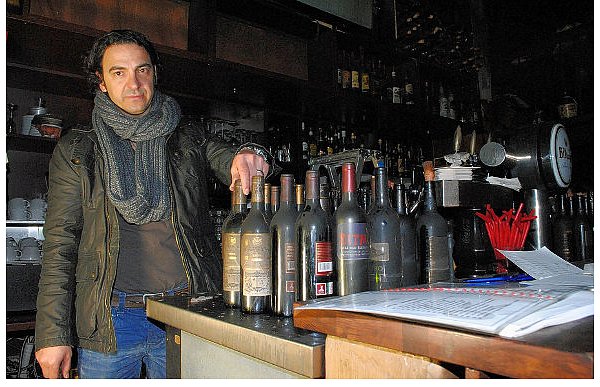 Das Feuer hat nicht nur die Weinflaschen in der Tapas-Bar "Ritmo" zerstört. Inhaber Cafer Tansoy muss fast wieder von vorne anfangen. - © FOTO: UWE POLLMEIER