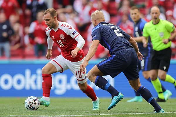 Eriksen (l) brach im Spiel gegen Finnland offenbar ohne Fremdeinwirkung zusammen. - © Friedemann Vogel/POOL EPA/AP/dpa