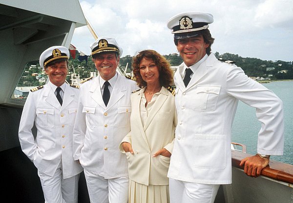 Die "Traumschiff"-Crew von 1983 (l-r) mit Horst Naumann als Schiffsarzt, Heinz Weiss als Kapitän, Heide Keller als Stewardess und Sascha Hehn als Steward. - © Klar dpa/lno