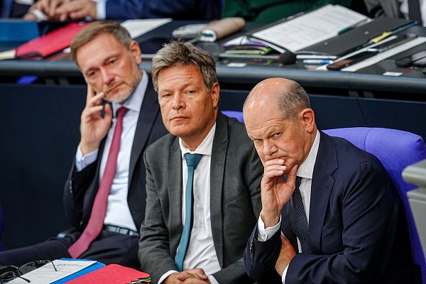 Scholz (r.) und Lindner (l.) gehen bei der Bekämpfung der Wirtschaftskrise weiter ihre eigenen Wege. - © Kay Nietfeld/dpa