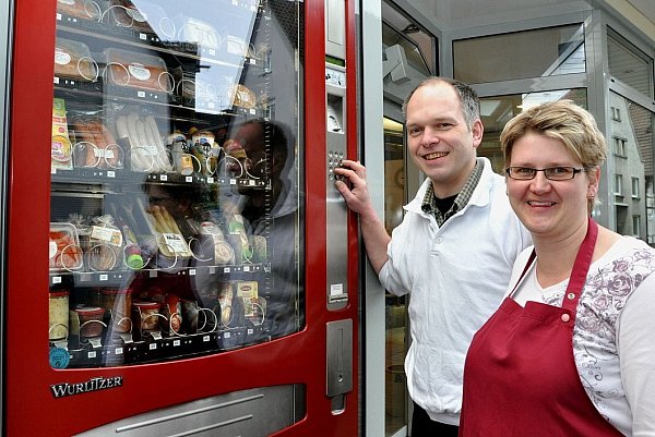 Vorreiter in Sachen Grillfleisch-Automat: Thomas und Verena Knöbel vor einem ihrer fest im Schaufenster eingebauten Automaten. - © Waltraud Leskovsek