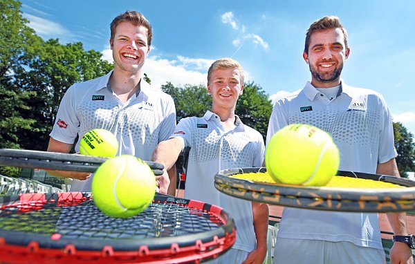 Es ist angerichtet: Maximilian Wilde, Jonas Erdmann und Lars Behlen (v. l.) wollen den hoffentlich zahlreichen Bielefelder Tennis-Fans bei den vier Heimspielen in den Sommerferien guten Sport servieren. - © Sarah Jonek