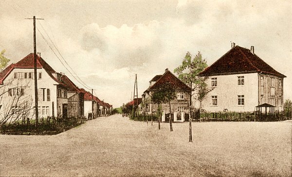 Aufgeräumt: Eine erste kolorierte Postkarte zeigt Anfang der 1930er Jahre die obere Bahnhofstraße - den Mittelpunkt des Dorfes Helpup. - © Horst Biere/Jürgen Hohendorf