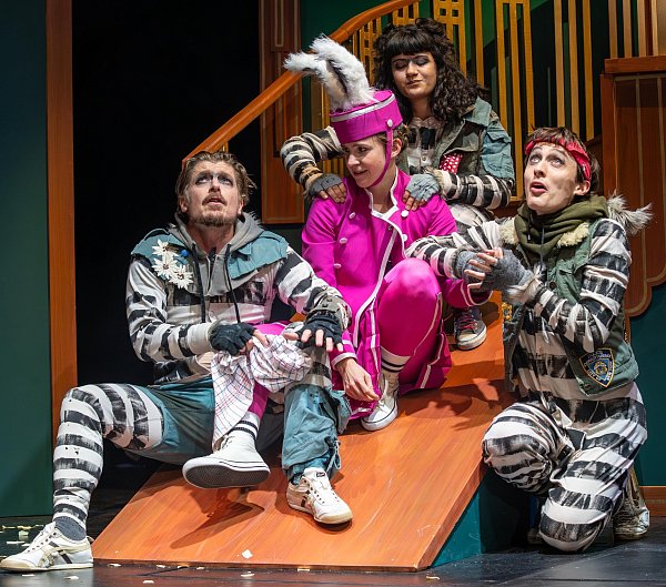 Kaninchen Bellhopp inmitten der drei quirligen Waschbären, die für viel Wirbel im ansonsten ruhigen Hotel sorgen. - © Tobias Kreft