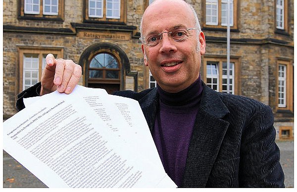 Auf drei eng beschriebenen Seiten erläutern die ehemaligen Ratsgymnasiasten die Vorzüge von Sebastian Reichelt. Das Dokument erfreut den Lehrer fast mehr als der Preis. - © FOTO: WOLFGANG RUDOLF