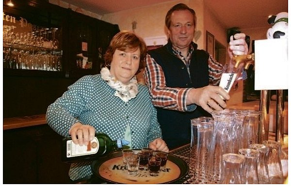 Brigitte und Heinz Bergschneider warten mit Kräuterlikör und Bier auf ihre Gäste. - © FOTO: ANDREAS GÖTTE