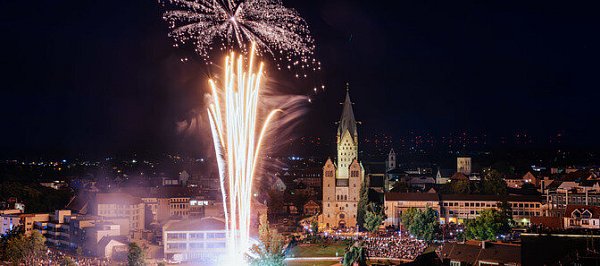Spektakuläres Finale zu Libori: Das Feuerwerk mit Blick aus dem Hotel Arosa aufs Paderquellgebiet und den Dom begeisterte 2023 tausende Zuschauer. - © Besim Mazhiqi