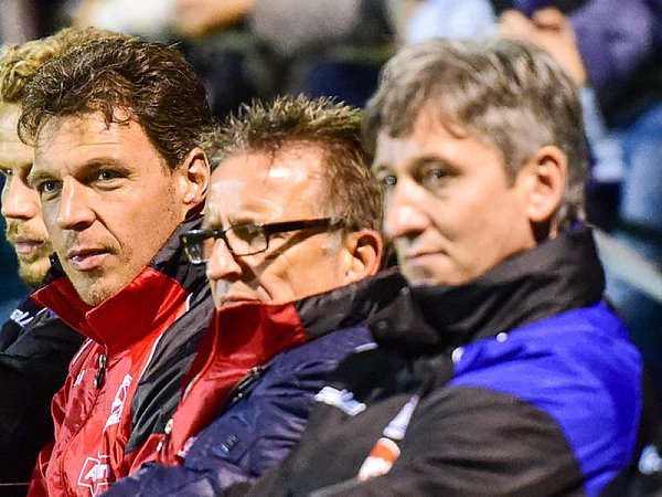 Arminias Co-Trainer Uwe Speidel, Chefcoach Norbert Meier und Co-Trainer Effi Kompodietas (v. l.). - © FOTO: CHRISTIAN WEISCHE