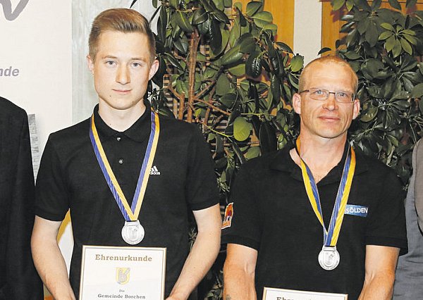 Silber II: Die Rennradfahrer Patrick Dören und Roman Schönlau vom RT Borchen. - © Tom Finke