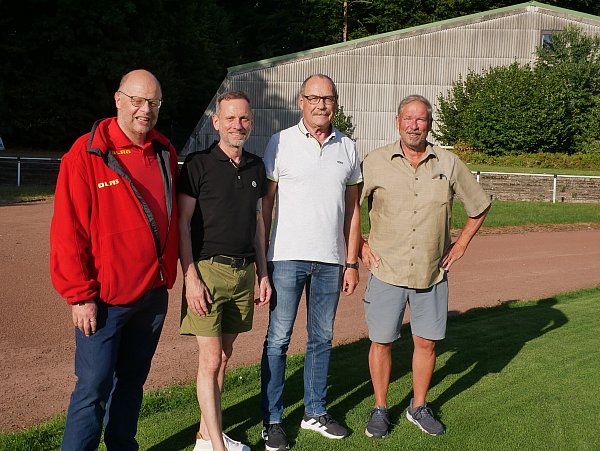 Mit einem öffentlichen Hilferuf zur aktuellen Infrastruktur haben sich Bad Lippspringer Vereine zu Wort gemeldet. Vertreten werden sie unter anderem von Michael Petersen (DLRG-Ortsgruppe, v. l.), Dirk Lappe (Bürgerschützenverein), Gerhard Hüllweg (BVL) sowie Marc Fischer (Tennisclub Rot Weiß). - © Klaus Karenfeld
