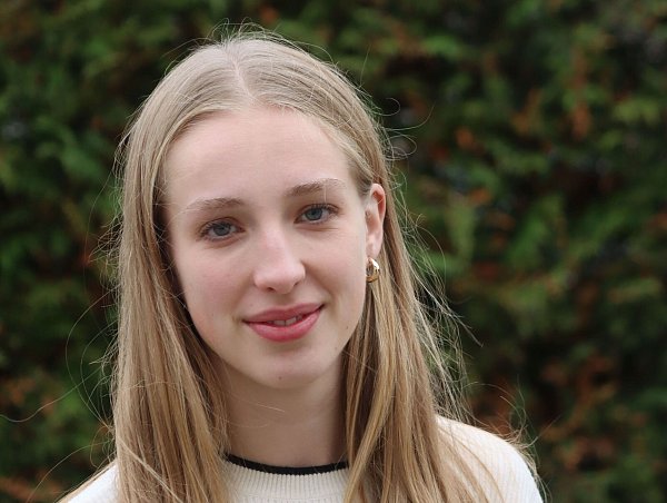Unsere Arbeit bringt oft eine große Verantwortung mit sich, für unsere Tiere und für andere, dieses möchte Eva Waldeyer den Großstädten in Berlin herüber bringen. Auf dem elterlichen Betrieb ist sie mit der Landwirtschaft groß
geworden. Mir liegen die Tiere am Herzen, sagt die junge Landwirtin, und die Technik begeistert mich. Das ist auch der Grund, warum sie sich entschlossen hat, aus der Leidenschaft ihren Beruf zu machen. - © WLV