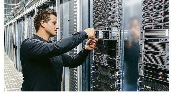Riesige Speicherkapazitäten: Server-Regale wie hier im Rechenzentrum der Deutschen Telekom nutzen auch Cloud-Anbieter. - © FOTO: DPA