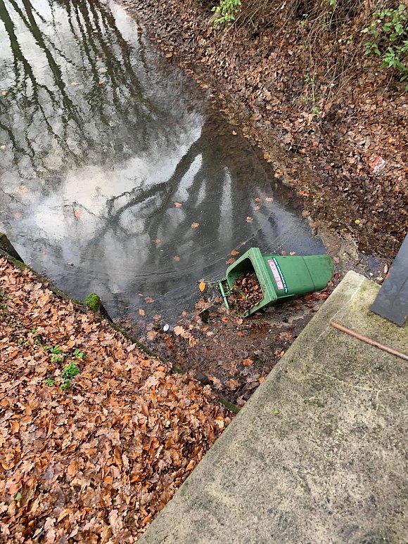 Unbekannte Täter warfen städtische Mülltonnen in die Gräfte des Schlosses.