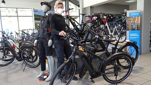 Sichere Beratung: Bernd Blöte mit einer neue Schutzmaske. - © André Blickensdorf