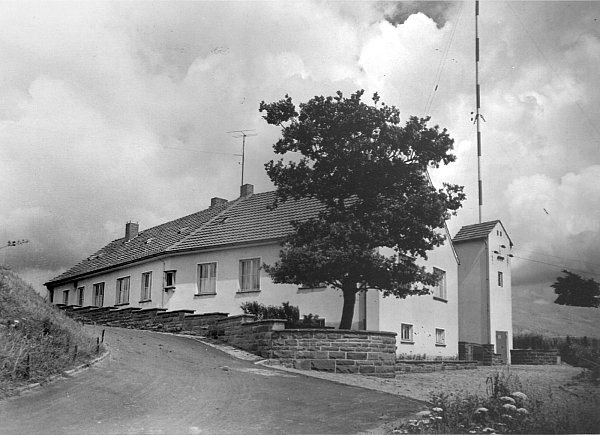 Der Spargel: Betriebs- und Wohngebäude mit Trafostation und Sendemast im Hintergrund. - © Archiv Ulrich Stille
