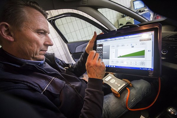 Moderne Technik: In Verbindung mit dem Tablet erleichtert der HU-Adapter dem Prüfer die Untersuchung. - © Marten Siegmann