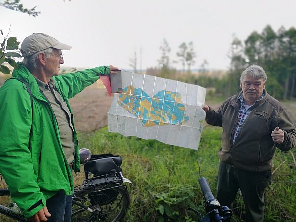 Wilfried Bott (l.) und Förster Uwe Müller mit der Forstbetriebs-Karte des Warburger Stadtwaldes. Blau sind die Fichtenflächen, die fast vollständig abgestorben sind. - © Grüne